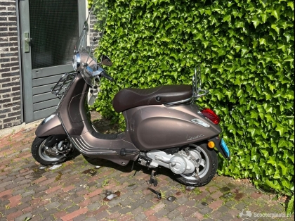 Vespa Primavera Touring bruin